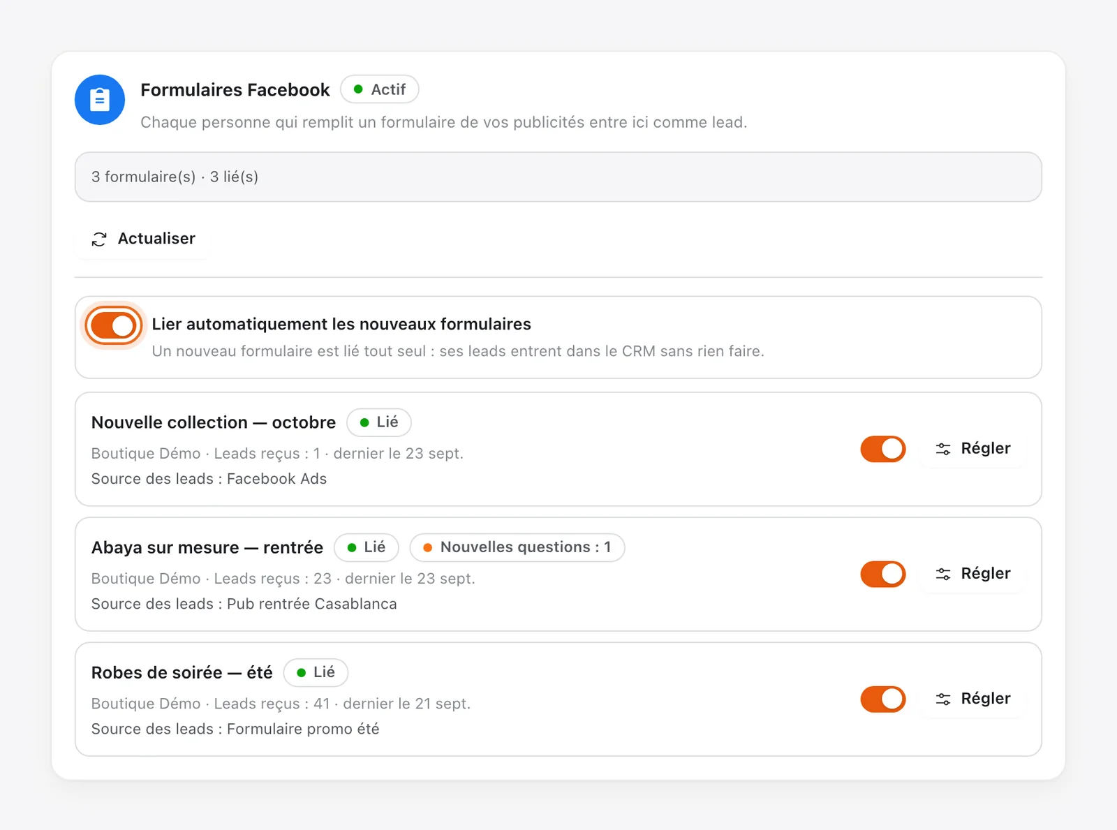 Formulaires Facebook Lead Ads dans Tech CRM : l'option « Lier automatiquement les nouveaux formulaires », trois formulaires liés avec leur source et une question nouvelle à vérifier
