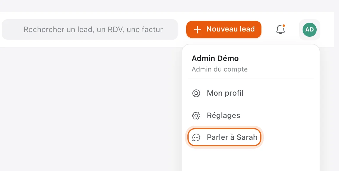 Menu du compte en haut à droite de Tech CRM, avec l'entrée « Parler à Sarah » entourée pour lire le rapport du matin