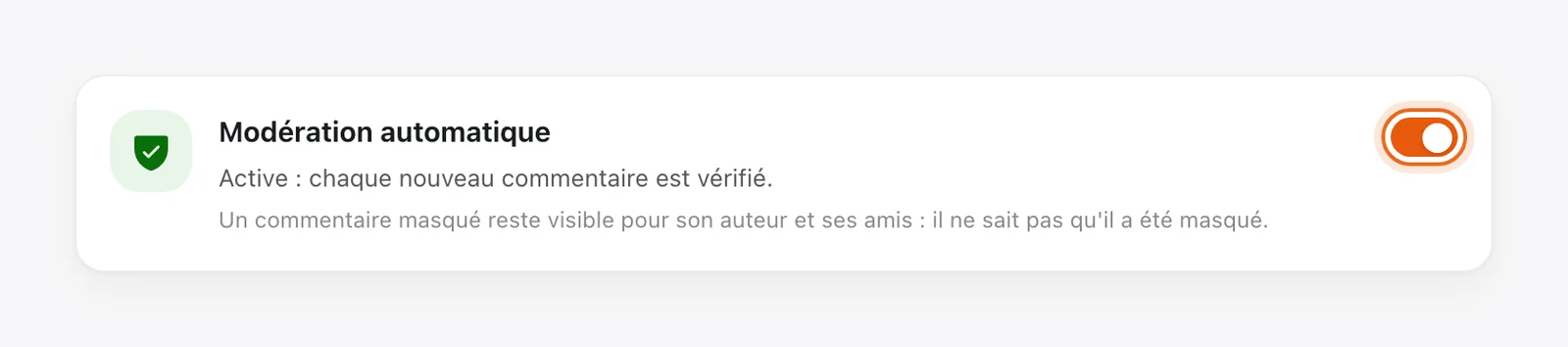 Interrupteur « Modération automatique » activé et entouré dans Tech CRM, avec la phrase « Active : chaque nouveau commentaire est vérifié. »