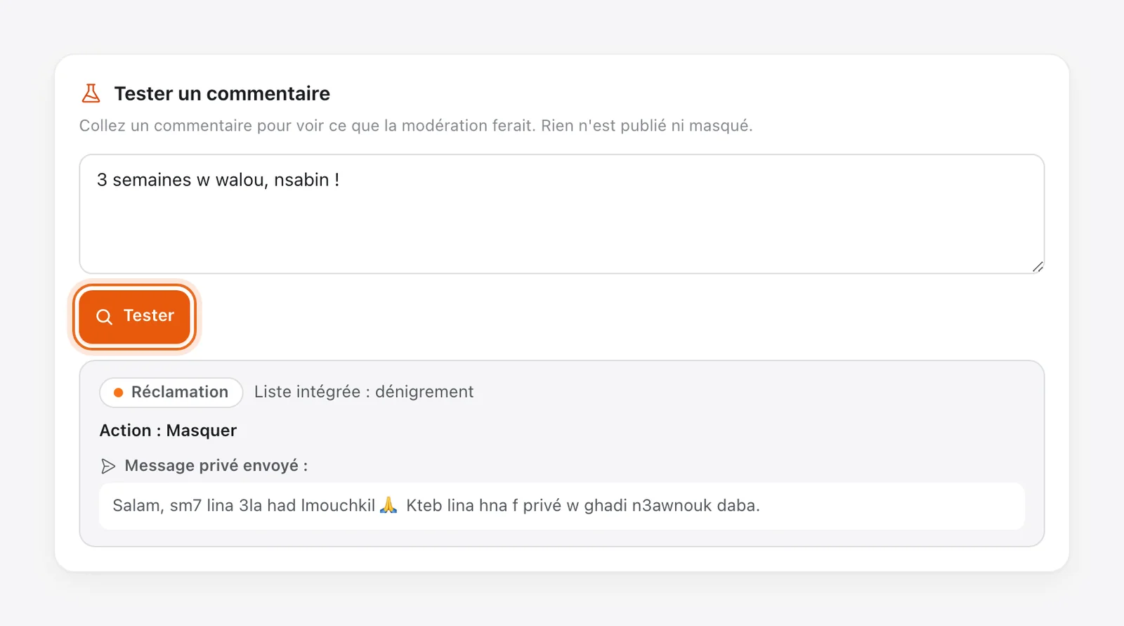 Testeur de commentaire : « 3 semaines w walou, nsabin ! » donne « Réclamation », « Liste intégrée : dénigrement », « Action : Masquer » et le message privé en darija